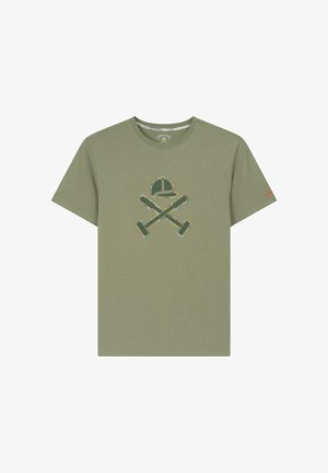 Camiseta de manga corta color verde oliva con un gráfico de bates de cricket cruzados y casco en tonos de camuflaje a juego en el pecho.