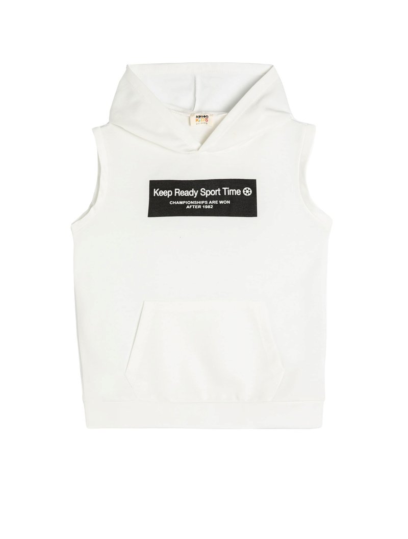 Vit ärmlös hoodie med en framficka, som har en svart rektangulär grafisk design med vit text som säger "Keep Ready Sport Time" och ett fotbollsrelaterat motiv.