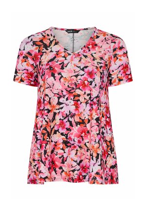 Korte mouwen V-hals top met levendig roze, rood en oranje bloemenpatroon op een zwarte achtergrond.