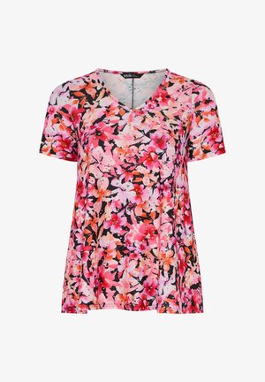 Korte mouwen V-hals top met levendig roze, rood en oranje bloemenpatroon op een zwarte achtergrond.