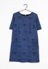 Kortärmad klänning i blått med intrikat svart paisleymönster, rund halsringning och sidfickor, tillverkad av mjukt tyg. Hänger på en krok.