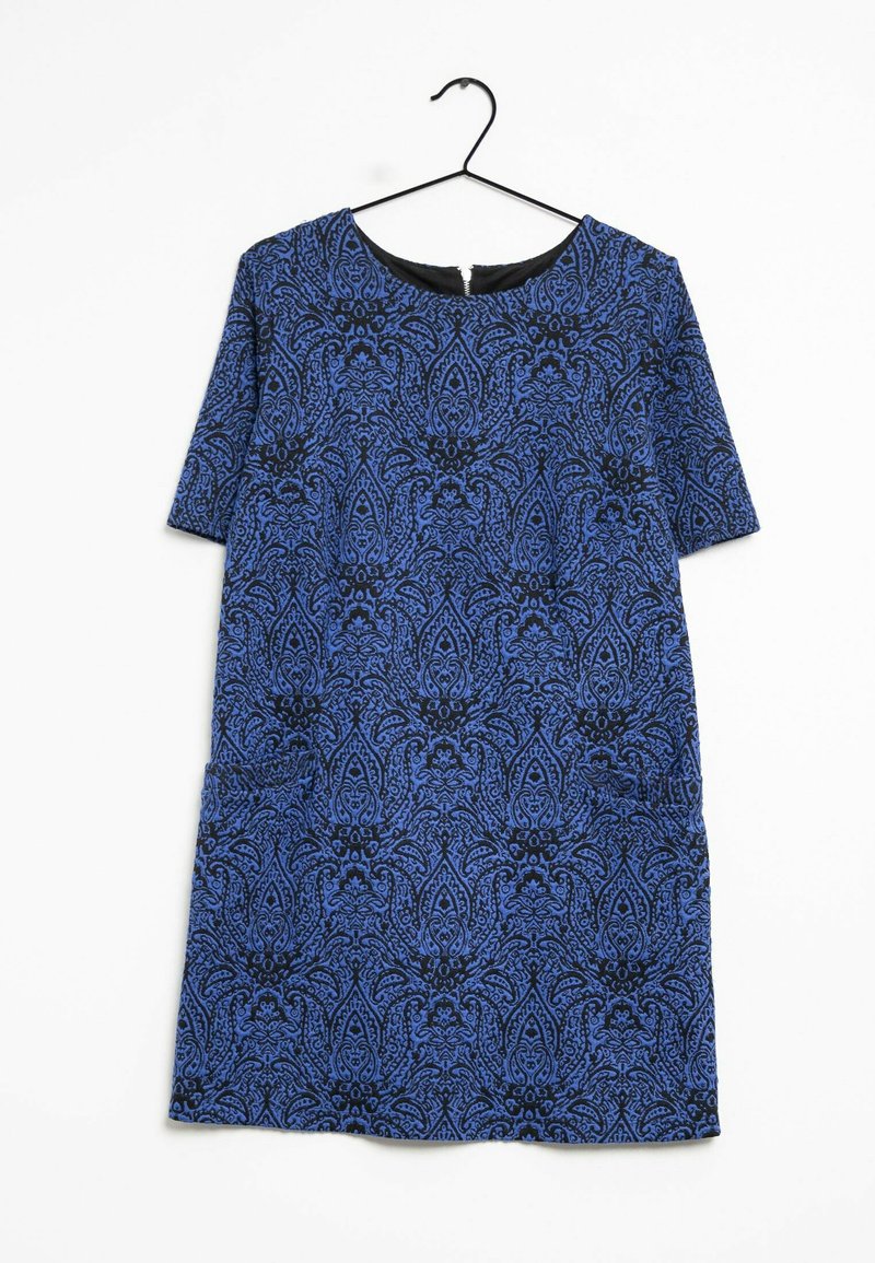 Kortärmad klänning i blått med intrikat svart paisleymönster, rund halsringning och sidfickor, tillverkad av mjukt tyg. Hänger på en krok.