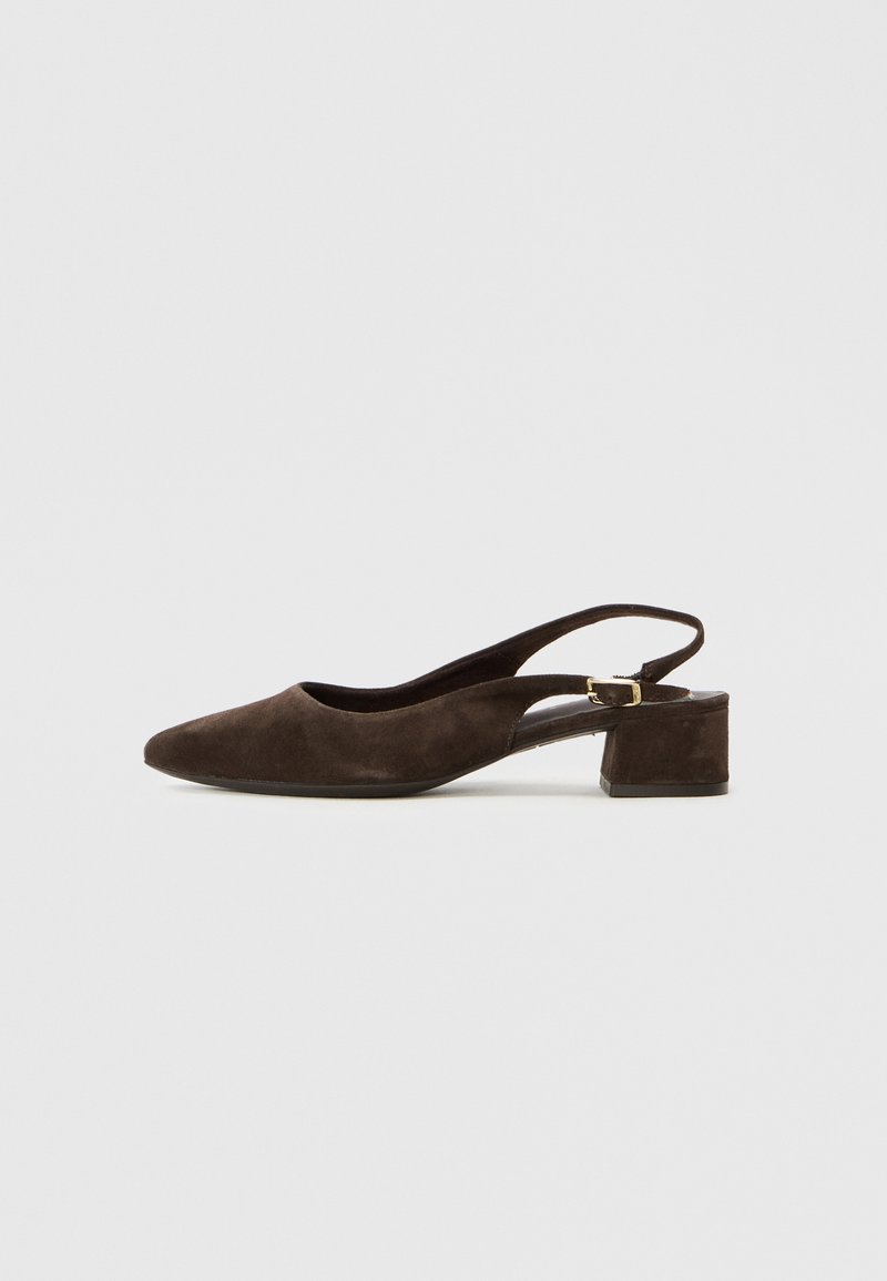 Chaussure à talon bas en daim marron avec un bout pointu et un design à bride arrière. Dotée d'une sangle à boucle et d'une texture lisse.