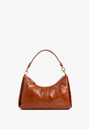 Hnedá kožená kabelka s krátkym držadlom, zlatými kovaniami a malým logom "nat & nin" v dolnom pravom rohu.