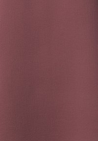 Tessuto textured bordeaux con una superficie fine e leggermente in rilievo, colore uniforme e finitura opaca. Adatto per rivestimenti o abbigliamento.