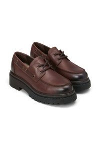 Chaussures en cuir marron avec une finition lisse, bout rond et semelle en caoutchouc noir contrastante. Elles possèdent des lacets et des détails de couture décoratifs.