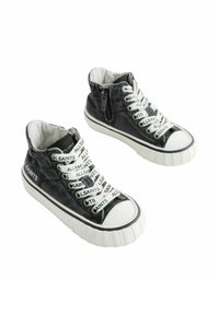 Wysokie sneakersy z szarego materiału z białymi gumowymi podeszwami, z wyraźnymi sznurówkami z logo oraz bocznym zamkiem błyskawicznym dla łatwego zakładania.
