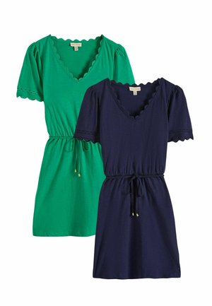 To korte kjoler med bølget V-udskæring og taljebånd, en i grøn og en i marineblå, vist side om side.