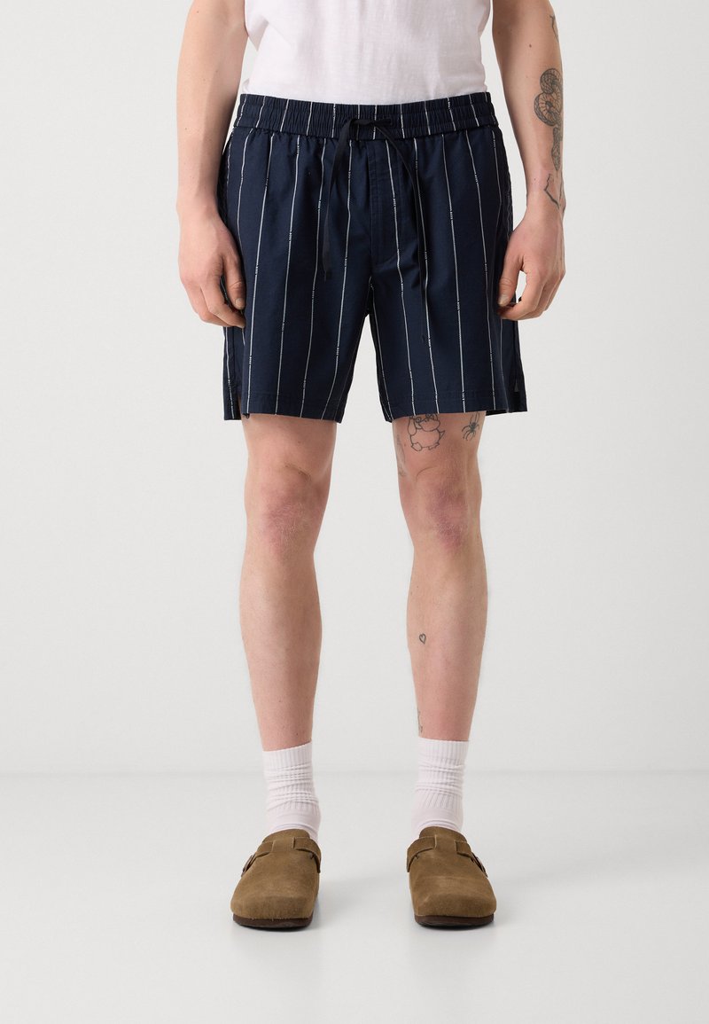 Herren Badehosen in Marineblau mit Streifen aus Baumwolle, ausgestattet mit einem elastischen Bund mit Kordelzug und Seitentaschen.
