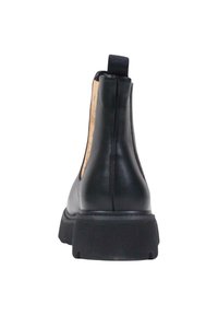 Stivale alla caviglia in pelle nera con finitura liscia, punta rotonda, accenti elastici laterali e suola spessa nera. Linguetta sul retro per una calzata facile.