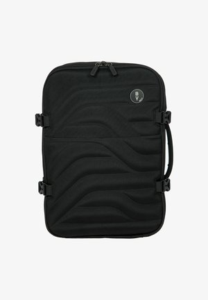 Sac à dos pour ordinateur portable noir rembourré avec un design en vagues texturées, comportant des zips, un logo et des clips latéraux réglables pour une fermeture sécurisée.