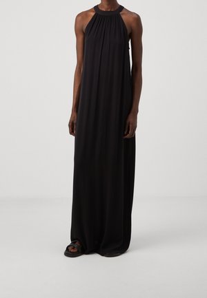 Zwarte halterjurk van maximaal formaat van lichtgewicht stof, met een geraffineerde borst en een vloeiende silhouet, met een soepele textuur en geen patronen.