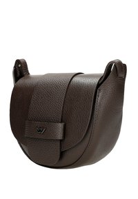 Borsa a tracolla in pelle marrone con forma curva, finitura texture, chiusura a pattina e un piccolo dettaglio del logo metallico sul davanti.