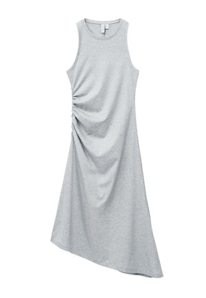 Robe midi sans manches gris clair avec encolure ronde et détail froncé sur le côté gauche, créant un ourlet asymétrique drapé.