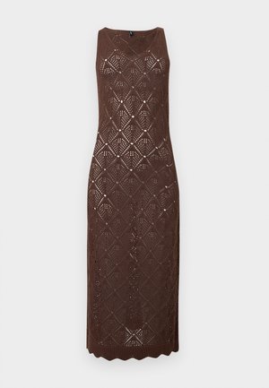 Robe longue sans manches en crochet marron avec motif en losanges et ourlet festonné, présentée sur un fond clair uni.