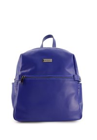 Sac à dos en cuir violet de forme arrondie, avec une poche zippée à l'avant, une poignée supérieure et une branding discrète sur un badge métallique.