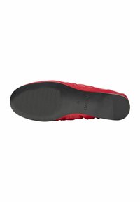 Scarpa in pelle rossa con una tomaia liscia e texture, dotata di suola in gomma nera con scanalature e il nome del marchio "NEWD" stampato vicino al tallone.