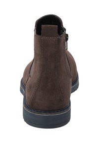 Stivali alla caviglia in suede marrone con finitura testurizzata, chiusura con zip e suola con accenti blu. Presentano dettagli di cucitura sottili.