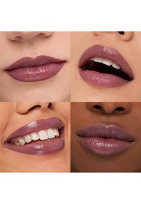 Cztery zbliżenia warg prezentujące różne odcienie mauve pomadki do ust o gładkiej teksturze i subtelnym połysku.