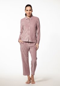 Roze en bordeaux gestreepte pyjama set van zachte stof, met een knoopsluiting shirt met kraag en lange mouwen, en rechte broek met een zak.
