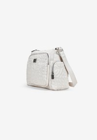 Bolso de hombro blanco acolchado con herrajes plateados, compartimentos con doble cremallera, correa ajustable y patrón floral texturizado.