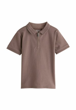 Braunes Poloshirt aus strukturiertem Stoff mit einem Reißverschluss bis zur Hälfte und einem klassischen Kragen. Kurze Ärmel mit einem klaren, minimalistischen Design.