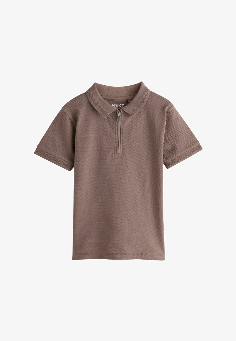 Polo marron en tissu texturé avec une fermeture éclair au quart et un col classique. Manches courtes avec un design épuré et minimaliste.