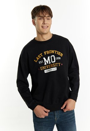 Sort sweatshirts med lange ærmer, der har multicolorede tekster: "LAST FRONTIER," "MO," "1998," "UNIVERSITY," og "PREMIUM CLUB." Glat tekstur.