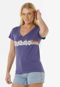 Paarse V-hals t-shirt met een bloemenontwerp en horizontale strepen in rood en geel. Zacht materiaal met een casual pasvorm.