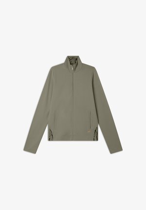 Veste vert olive avec un col haut, fermeture éclair intégrale, deux poches avant et fentes latérales. Texture lisse avec un design minimaliste et des accents métalliques.