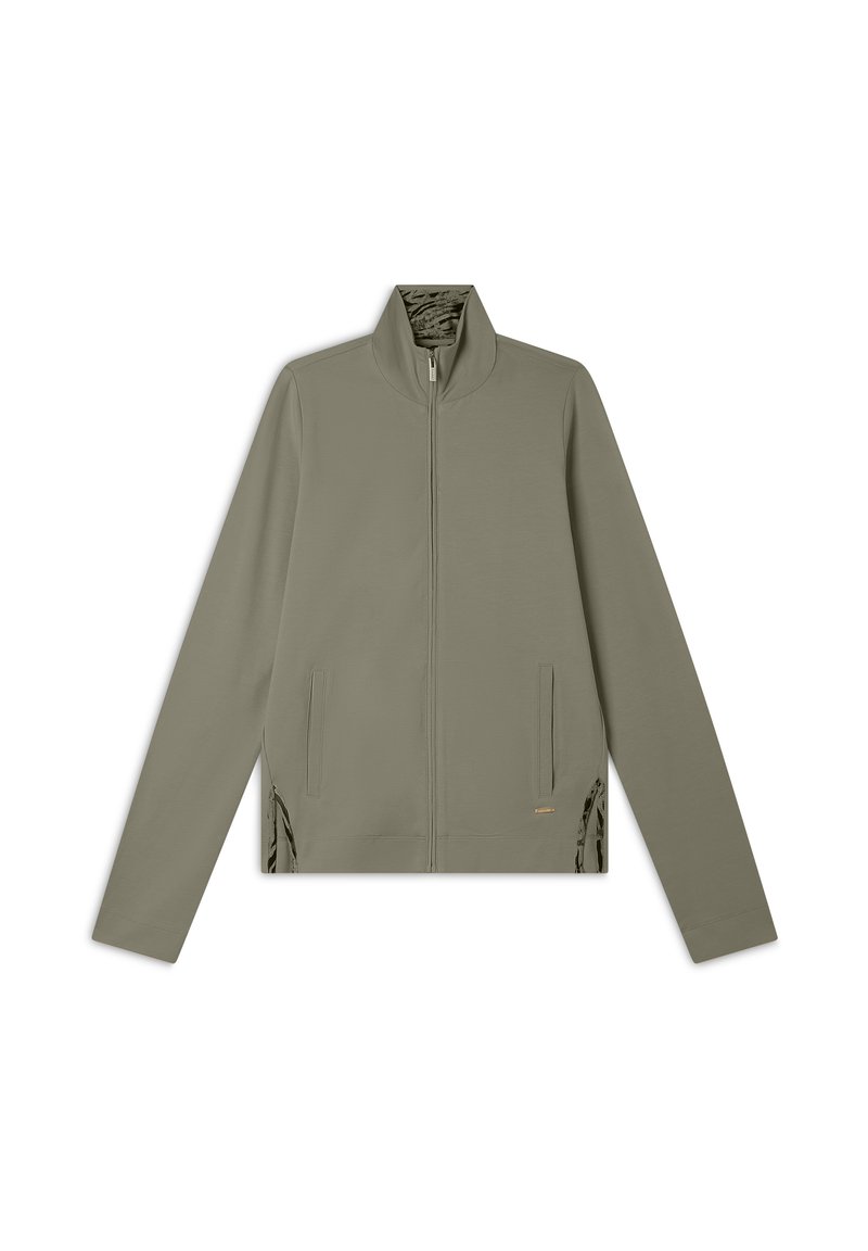 Veste vert olive avec un col haut, fermeture éclair intégrale, deux poches avant et fentes latérales. Texture lisse avec un design minimaliste et des accents métalliques.