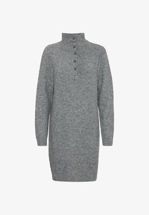 Abito grigio in maglia con colletto alto, maniche lunghe e patta con cinque bottoni. Caratterizzato da un tessuto testurizzato e una silhouette rilassata.