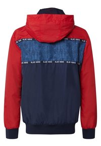 Červeno-námořnická bunda s texturou denimu na horním panelu, kapucí, elastickými manžetami a detailem loga "BLUE RIDGE" na ramenou. Lehká tkanina.