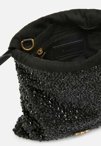 Borsa in tessuto nero con superficie beadizzata, dotata di una tasca interna con zip e dettagli in hardware dorato.