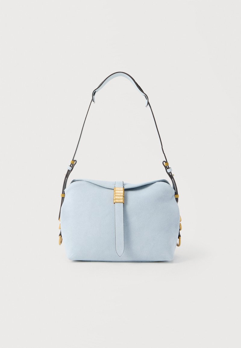 Τσάντα χειρός από σουέτ σε ανοιχτό γαλάζιο χρώμα, με έναν μαύρο ρυθμιζόμενο ιμάντα και λεπτομέρεια με χρυσή αγκράφα στο μπροστινό μέρος.