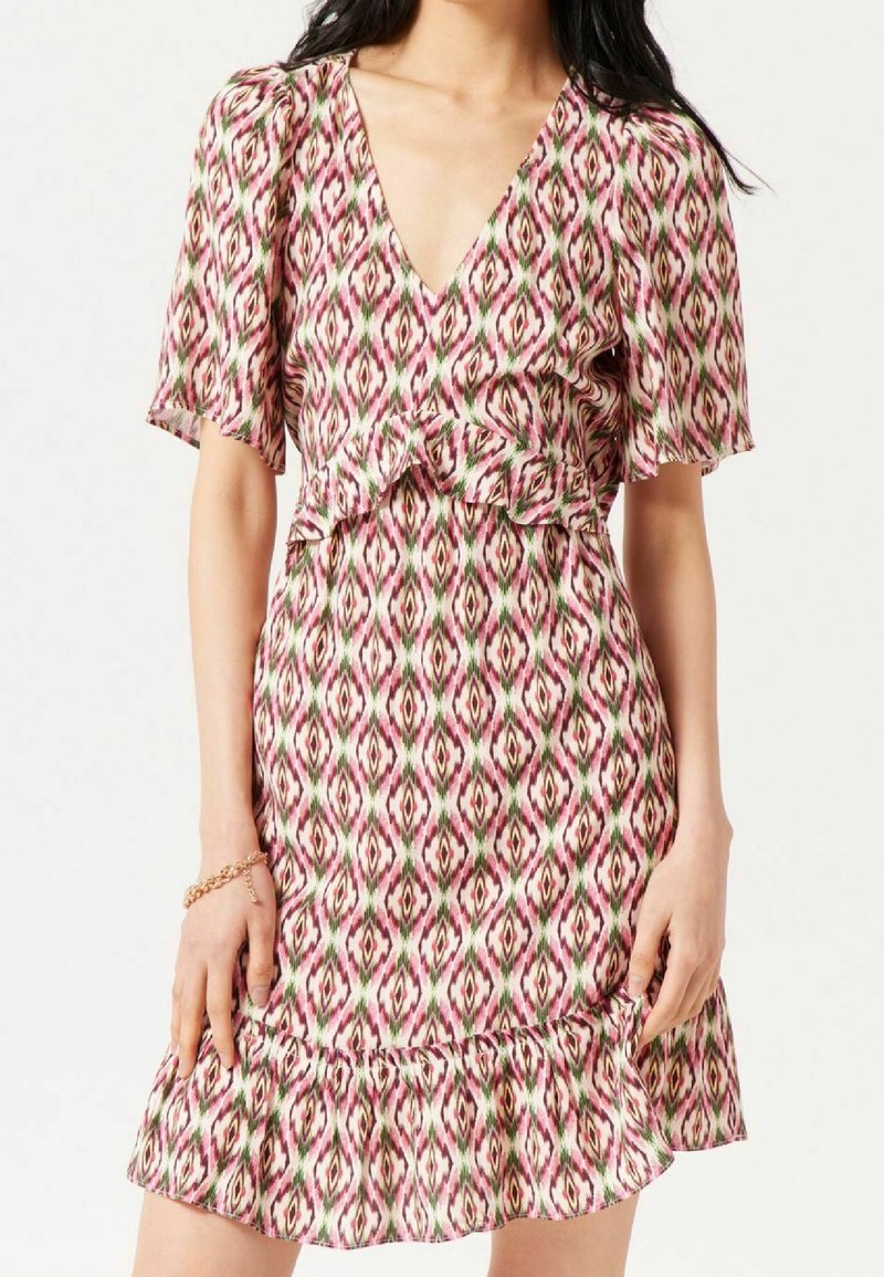 Blommönstrad klänning med V-ringning, korta ärmar och volangkant. Färgerna inkluderar rosa, grön och vit i ett diamantmönster.