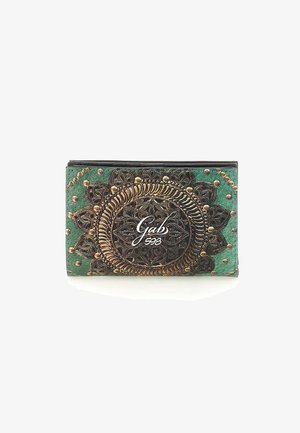 Portafoglio verde con motivo floreale in rilievo nero, borchie decorative e logo "Gab 598" in bianco. Il materiale sembra pelle testurizzata.