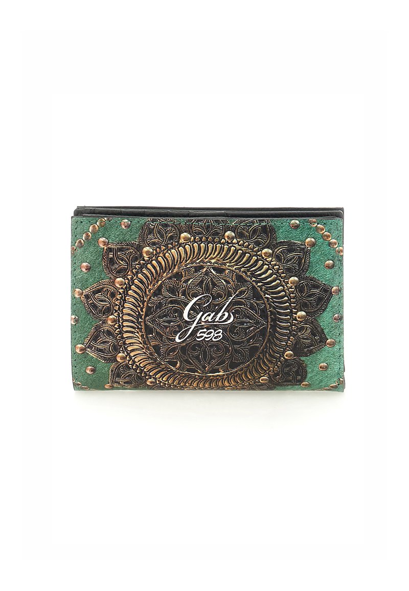 Portafoglio verde con motivo floreale in rilievo nero, borchie decorative e logo "Gab 598" in bianco. Il materiale sembra pelle testurizzata.