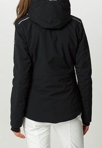 Svart isolerad jacka med huva, med reflekterande detaljer och slät textur, skräddarsydd passform och en något längre bakdel.