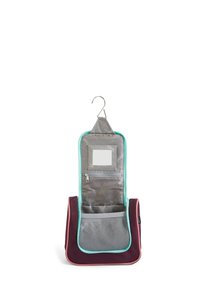 Organizer da viaggio appeso in bordeaux e teal. Presenta una tasca con zip, un compartimento in rete e una tasca trasparente per l'ID; realizzato in tessuto resistente.