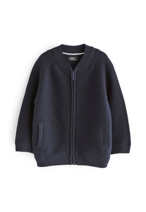 Cardigan zippé bleu marine en maille, col, poignets et ourlet côtelés, avec deux poches avant, posé à plat sur un fond blanc.