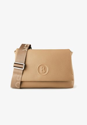Sac bandoulière en cuir texturé beige avec logo circulaire "B" embossé sur le rabat et bandoulière large en tissu beige réglable avec texte.