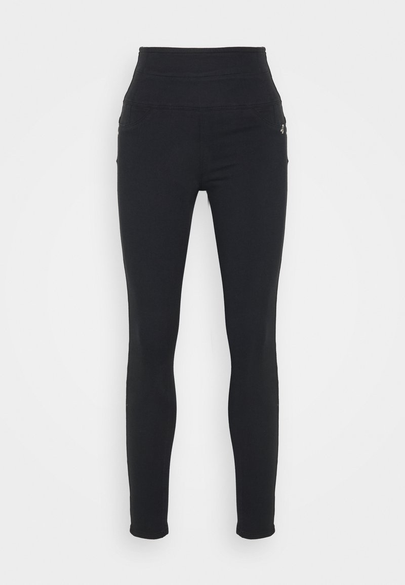 Leggings negros de cintura alta hechos de un tejido elástico, con una textura suave y dos bolsillos frontales con sutiles detalles de costura.