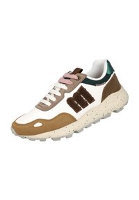 Zapatilla blanca y marrón con suela salpicada, detalle en el talón verde, cordones rosa y blancos, y una "m" marrón texturizada en el lado.