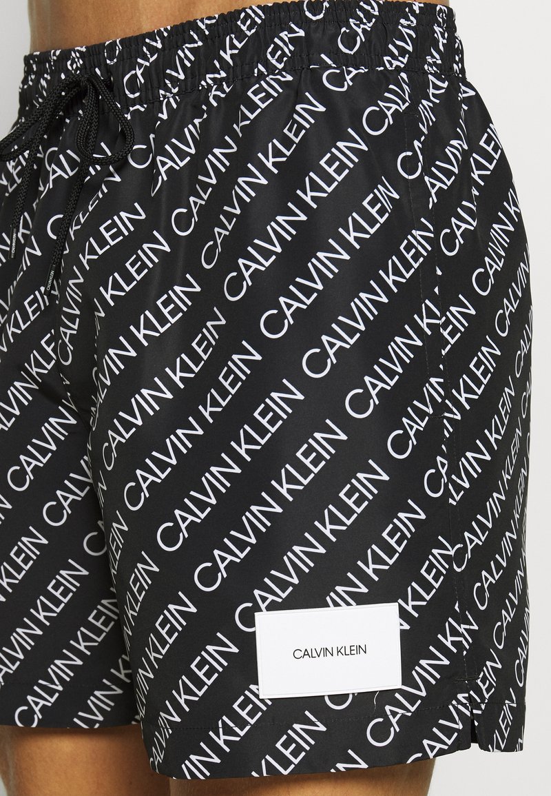 Herren Badehosen | Calvin Klein Swimwear MEDIUM DRAWSTRING PRINT Badeshorts black/schwarz - GQ28583 Herren Badehosen | Calvin Klein Swimwear MEDIUM DRAWSTRING PRINT Badeshorts black/schwarz - GQ28583