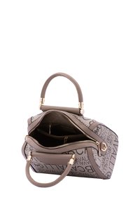 Borsa a mano in tela beige con motivo logo impresso, hardware color oro, chiusura con zip e due manici corti. Scomparti interni per l'organizzazione.