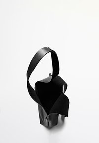 Czarna skórzana torba z szerokim otwarciem, płaskim paskiem i gładką fakturą. Charakteryzuje się minimalistycznym designem bez widocznych elementów metalowych ani wzorów.