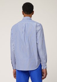 Gestreept overhemd met lange mouwen in wit en blauw, met een button-down kraag, rechte zoom en knopenmanchetten. Verticale strepen.