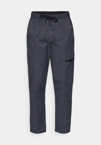 Dunkelgraue, leichte Hose mit elastischem Bund und verstellbarem Kordelzug, Seitentaschen und einem Logo am linken Bein mit glatter Oberfläche.