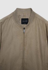Veste bomber kaki avec un col côtelé et une fermeture éclair à l'avant ; tissu doux et texturé ; dotée d'une étiquette avec la marque "CALLIOPE".